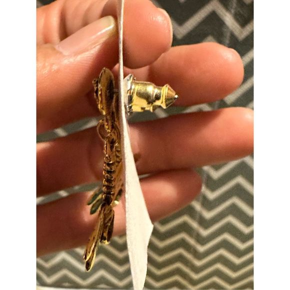 242. Gold tone fashion jewelry dragonfly earrings NEW - Picture 2 of 4